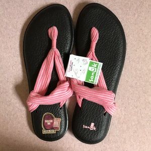 🐸NEW SANUK SANDALS. GREY & PINK SIZE 10